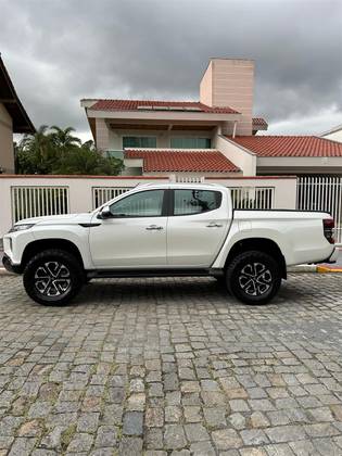 MITSUBISHI L200 TRITON 2.4 16V TURBO DIESEL SPORT HPE-S CD 4P 4X4 AUTOMÁTICO